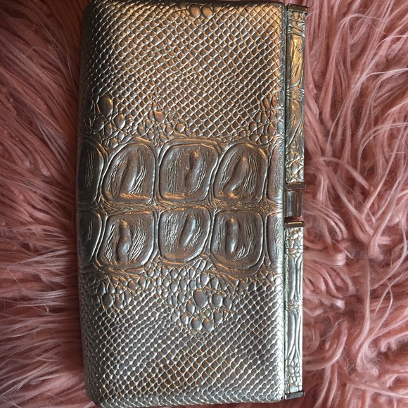 Silver clutch purse in excellent condition. - Picture 4 of 4